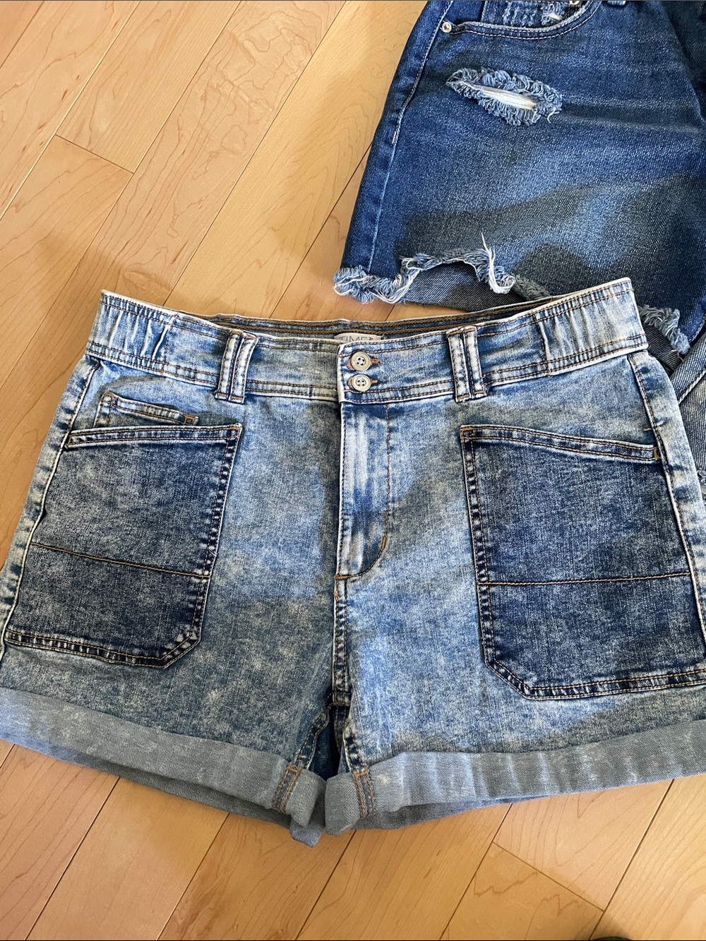 NWT Time & Tru Denim Distressed Women’s Shorts - Blue Wash size 8-10 - Picture 3 of 4